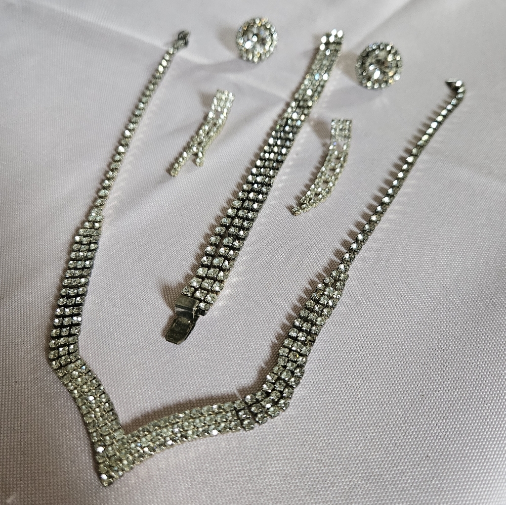 Elegant Silver Jewelry Set